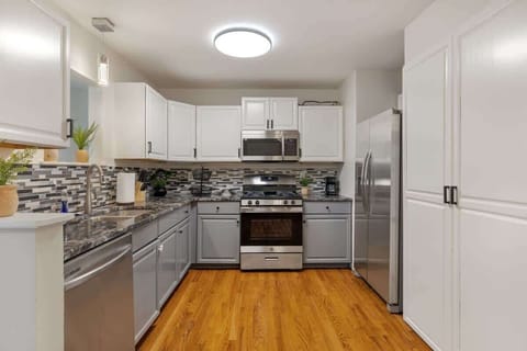 Prepare delicious meals with ease in our well-equipped kitchen!