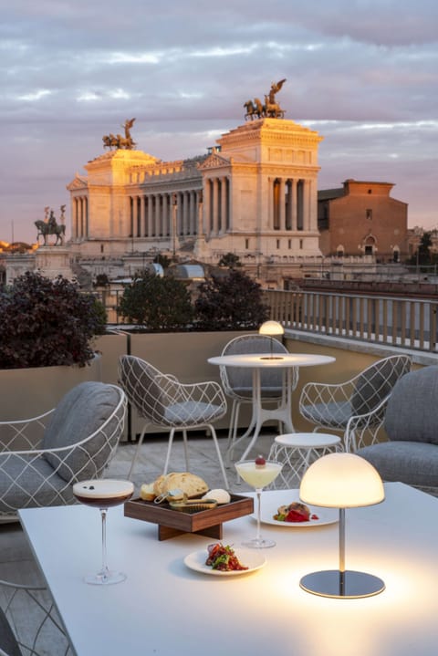 2 bars/lounges