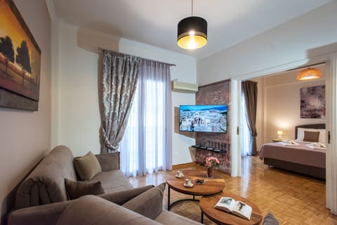 Comfort Apartment | Hypo-allergenic bedding, in-room safe, blackout drapes, soundproofing