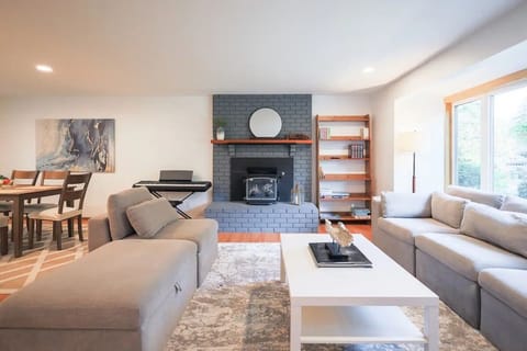 Charming and Spacious House with Relaxing Huge Deck House in Kenmore