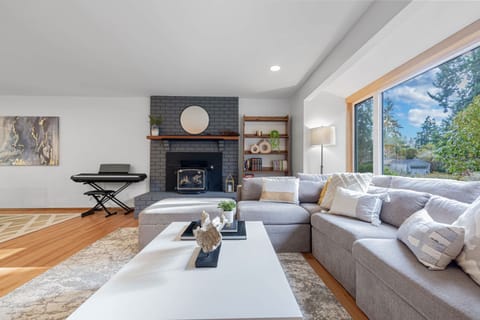 Charming and Spacious House with Relaxing Huge Deck House in Kenmore