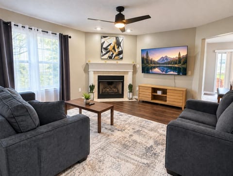 Spacious living room, Smart TV & comfortable seating