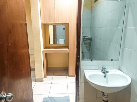 Shower, bidet, towels