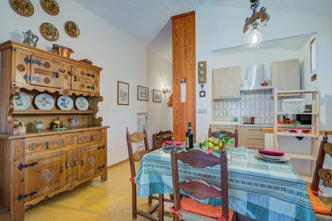 Family Apartment, Multiple Bedrooms (The Secret Garden) | Dining