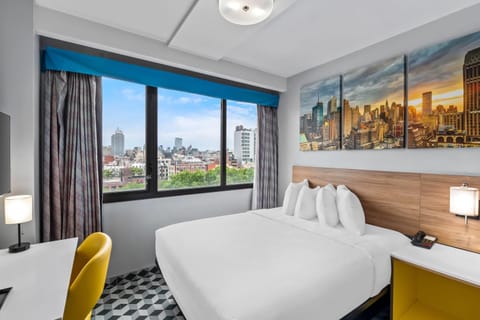 Deluxe Room, 1 Queen Bed, Non Smoking (Upper Floor, Manhattan View) | Free WiFi