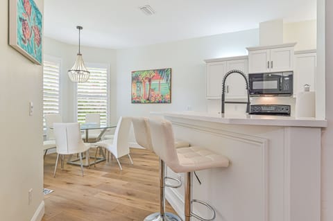 SW28388 - Fully equipped kitchen with breakfast bar and breakfast nook