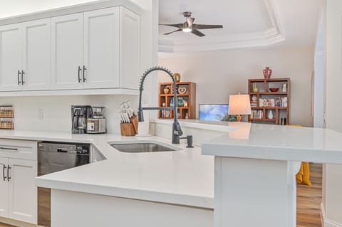 SW28388 - Fully equipped modern Kitchen w/ quartz countertops, breakfast bar & bright dining nook