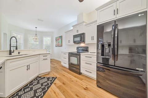 SW28388 - Fully equipped kitchen with breakfast bar and breakfast nook