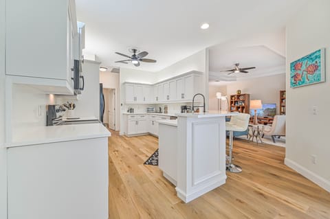 SW28388 - Fully equipped kitchen with breakfast bar and breakfast nook
