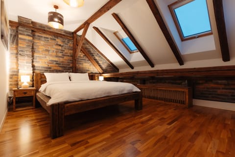 Comfort Studio | Memory foam beds, blackout drapes, iron/ironing board, free WiFi