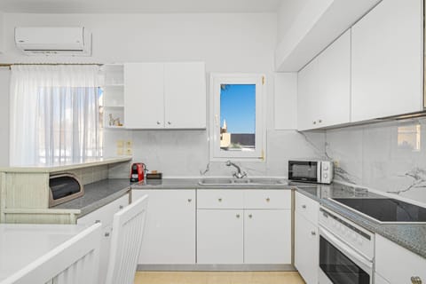 Luxury Suite | Private kitchen | Full-size fridge, microwave, oven, stovetop