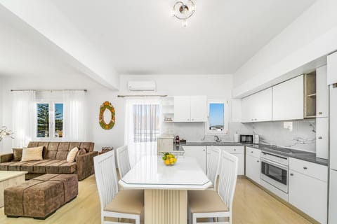 Luxury Suite | Private kitchen | Full-size fridge, microwave, oven, stovetop