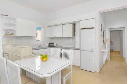 Luxury Suite | Private kitchen | Full-size fridge, microwave, oven, stovetop