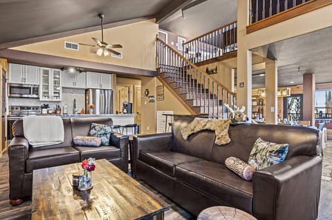 Honey Bear Treehouse's cozy living area