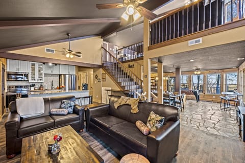 Honey Bear Treehouse's cozy living area