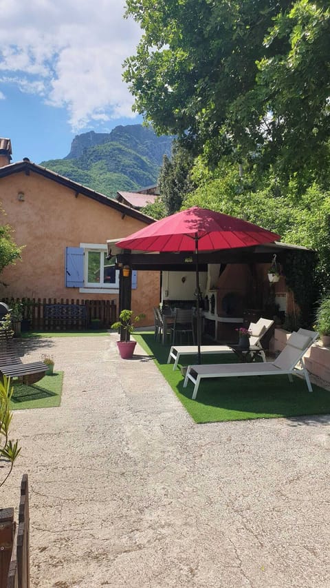 Terrasse principale de 80 m² exposée plein sud avec cuisine d'été et transats.