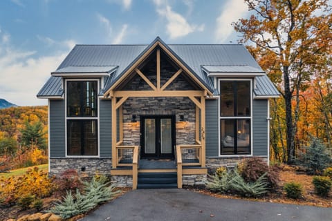 Starry Night Owl: Stunning 4 bedroom luxury indoor pool cabin retreat just 10 minutes from Pigeon Forge Parkway with no steep mountain roads, plenty of flat parking, and houses up to 12 guests