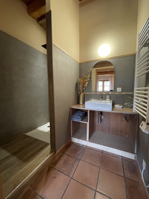 Standard Room | Bathroom | Free toiletries, hair dryer, bathrobes