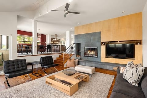 Woodburning fireplace, flat screen TV, ample seating and amazing views on Fanny Hill.