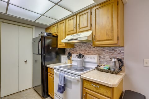 Kitchen | Cooking Basics | Coffee Maker | Paper Towels/Trash Bags Provided