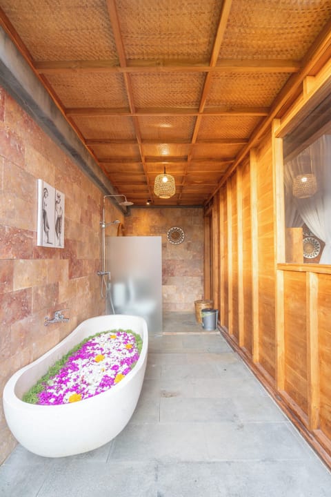 Separate tub and shower, free toiletries, hair dryer, slippers