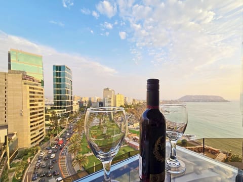 Hermosa terraza abierta con balcon , con hermosas vistas al Oceano Pacifico