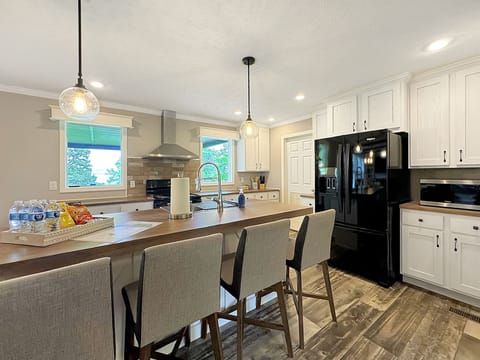 4 seats at the kitchen island