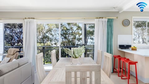 Bay Escape | Dining room | Wifi | Views