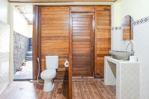 Double Room, Lake View | Bathroom | Shower, rainfall showerhead, free toiletries, towels