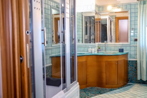 Family Quadruple Room | Bathroom | Shower, hair dryer, bathrobes, bidet