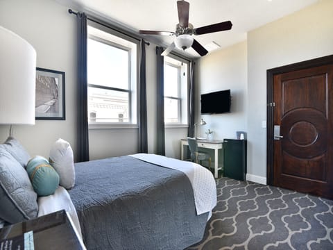 Premium bedding, desk, iron/ironing board, free WiFi