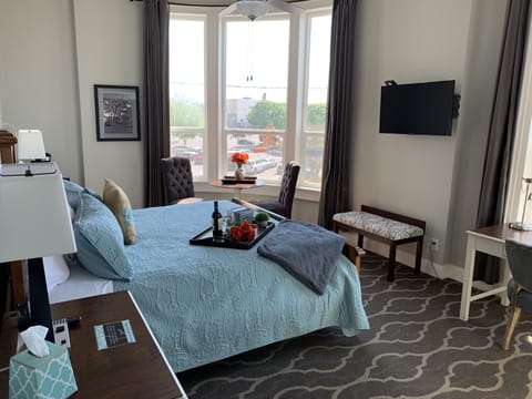 Premium bedding, desk, iron/ironing board, free WiFi