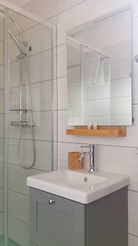 Comfort Double Room | Bathroom | Shower, rainfall showerhead, free toiletries, hair dryer