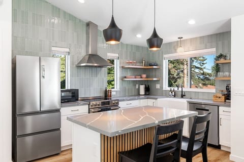 Custom Fully-stocked Kitchen