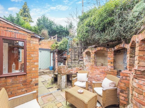 Sitting-out-area | Poulter Cottage, Elkesley, near Retford