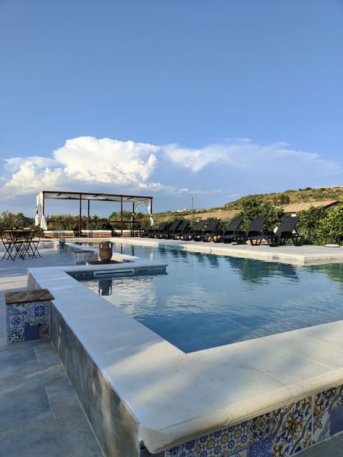 Outdoor pool, free cabanas, sun loungers