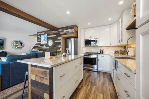 Fully stocked kitchen and granite countertops