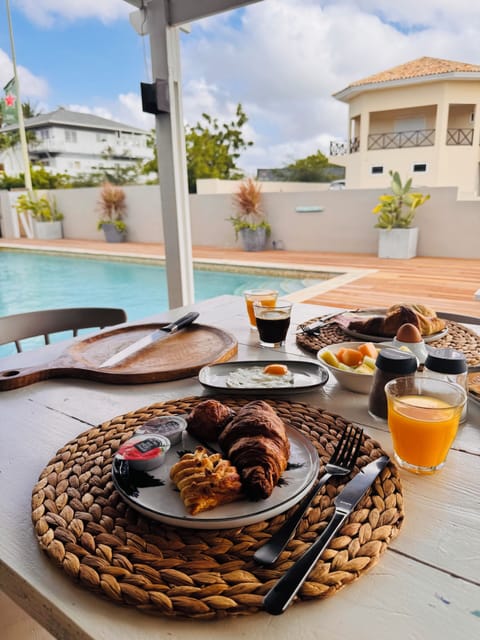 Daily buffet breakfast for a fee