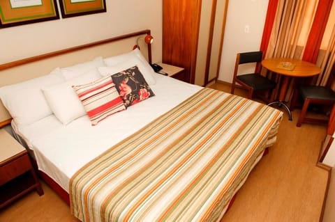 Deluxe Room, 1 King Bed | Desk, free WiFi