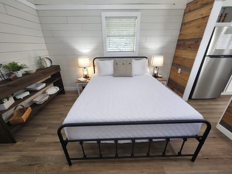 Queen bed.  Shelf was replaced with dresser. See other photos