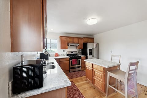 House, 3 Bedrooms | Private kitchen | Fridge, oven, stovetop, coffee/tea maker