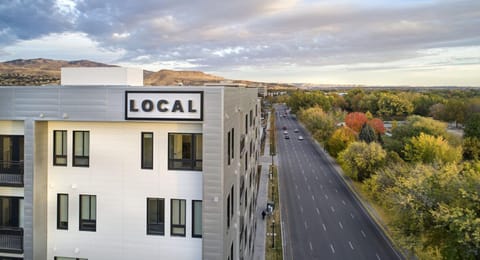 #CloudStays Sky Deck Panorama: Experience Breathtaking Views from the 7th Floor - Foothills and Downtown in One Glorious Sweep!