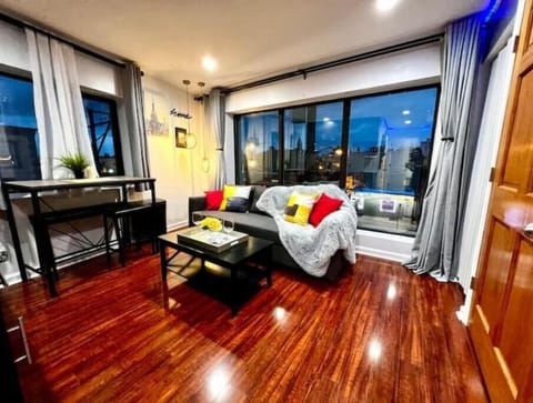 Large windows with views of city skyline & tallest Philly building 