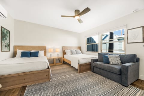 Studio has everything! Two queen beds, twin pull out kitchen and full kitchen. 