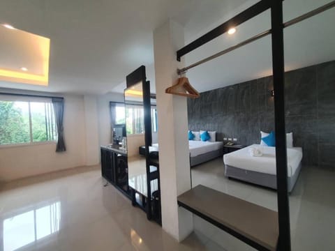 Suite | Minibar, desk, iron/ironing board (on request), WiFi (free)