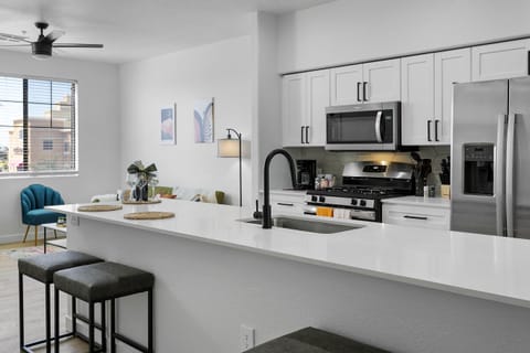 Deluxe Apartment | Private kitchen | Fridge, microwave, oven, stovetop