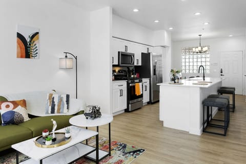 Deluxe Apartment | Living area | 42-inch Smart TV with digital channels, Netflix, Hulu