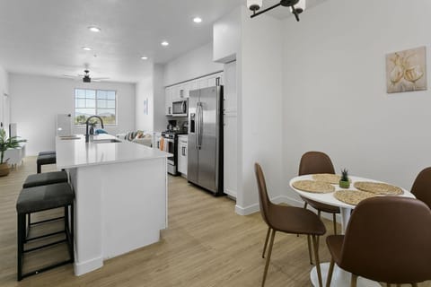 Deluxe Apartment | Private kitchen | Fridge, microwave, oven, stovetop