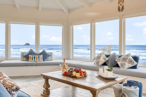Wall-to-wall windows bring panoramic Pacific views inside.