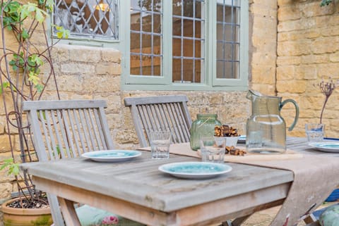 Rex Cottage Courtyard - StayCotswold